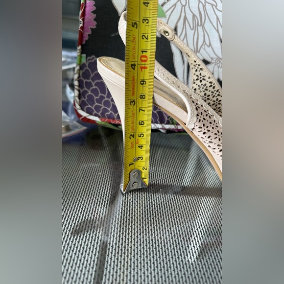 Anne Klein Cream Sling Back Peep-Toe Pumps size 6 - Picture 9 of 10